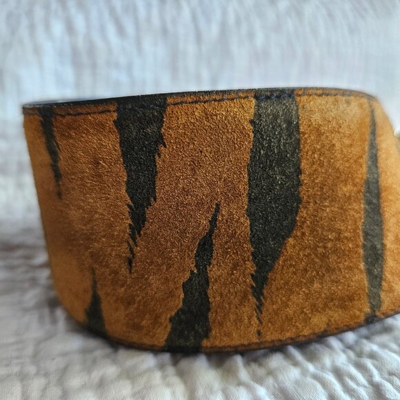 Julius Resnick JR Vintage 80s Tiger Print Suede Leather Statement Belt Gold S/M - Picture 9 of 9